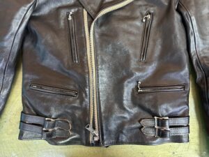身幅と袖幅を同時に調整したライダースジャケット。身体に自然に沿うシルエット