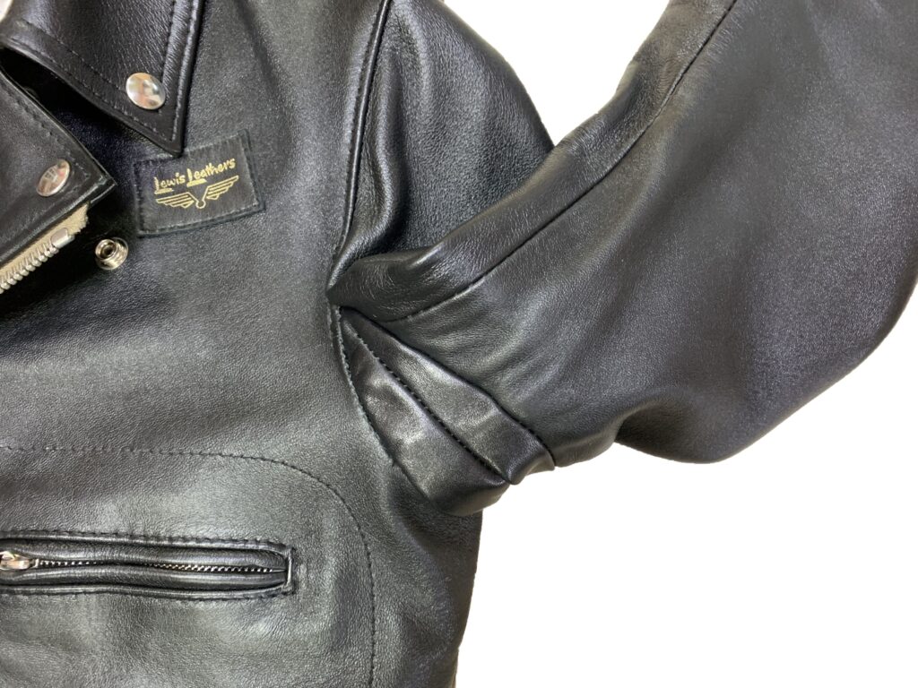 Lewis Leathersのライダースジャケットにアクションプリーツを追加した施工例。脇下にマチが入り、可動域が向上している。