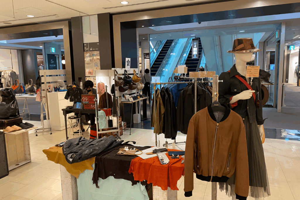 2020年10月に新宿タカシマヤで開催されたkawaremakeのレザーウェアPOPUPイベントの様子