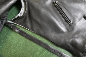 ライダースジャケット前身頃を2cm詰めている作業中の画像。革パーツが取り外されている状態。