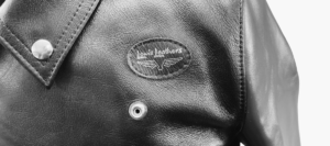 Lewis Leathersのエンブレムが刻まれたレザージャケットの胸元ディテール