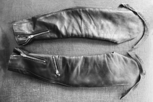 肩から袖丈を詰める工程で取り外したライダースジャケットの袖パーツ