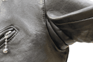 アクションプリーツを追加した脇下のディテール（楕円形の革パーツが見える）