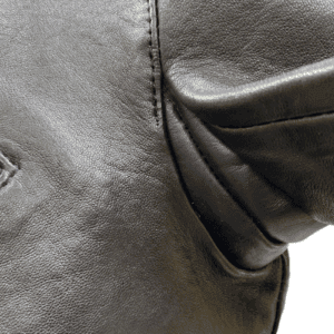 アクションプリーツを追加した脇下のディテール(楕円形の革パーツが見える)