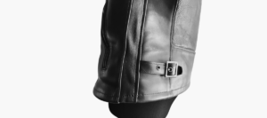 レザージャケットの身幅をサイズアップし、脇下にマチを追加した仕上がり