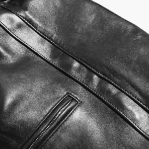 レザージャケットの身幅全体（バスト〜裾）を広げた仕上がり