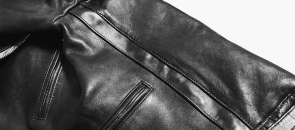 レザージャケットの身幅全体（バスト〜裾）を広げた仕上がり