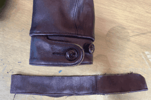 袖丈を詰めたあとのレザージャケットのカフス部分。ボタンやステッチが自然に仕上がっている