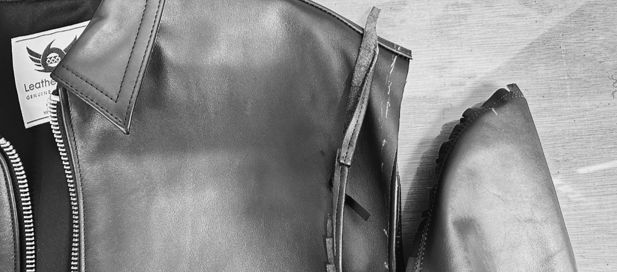 肩幅を詰めるために袖を外し、余分な革をカットしたレザージャケットの作業途中