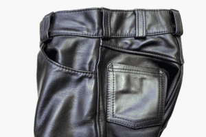 レザーパンツのウエスト出し前の状態（後ろ中心）