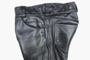 レザーパンツのウエスト出し後の状態（後ろ中心）