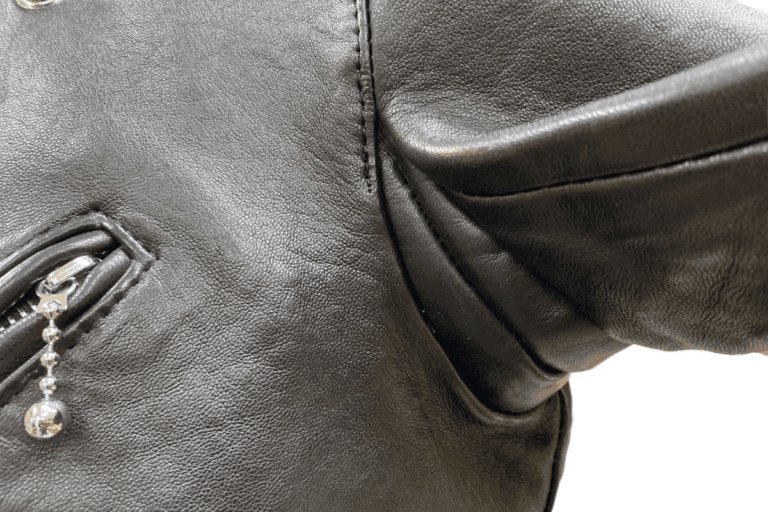 アクションプリーツを追加した脇下のディテール（楕円形の革パーツが見える）