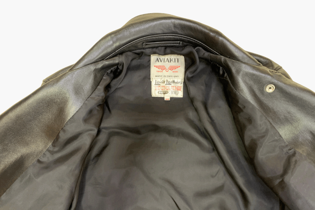 裏地交換後のルイスレザー「ライトニング」ジャケット襟元タグまわり