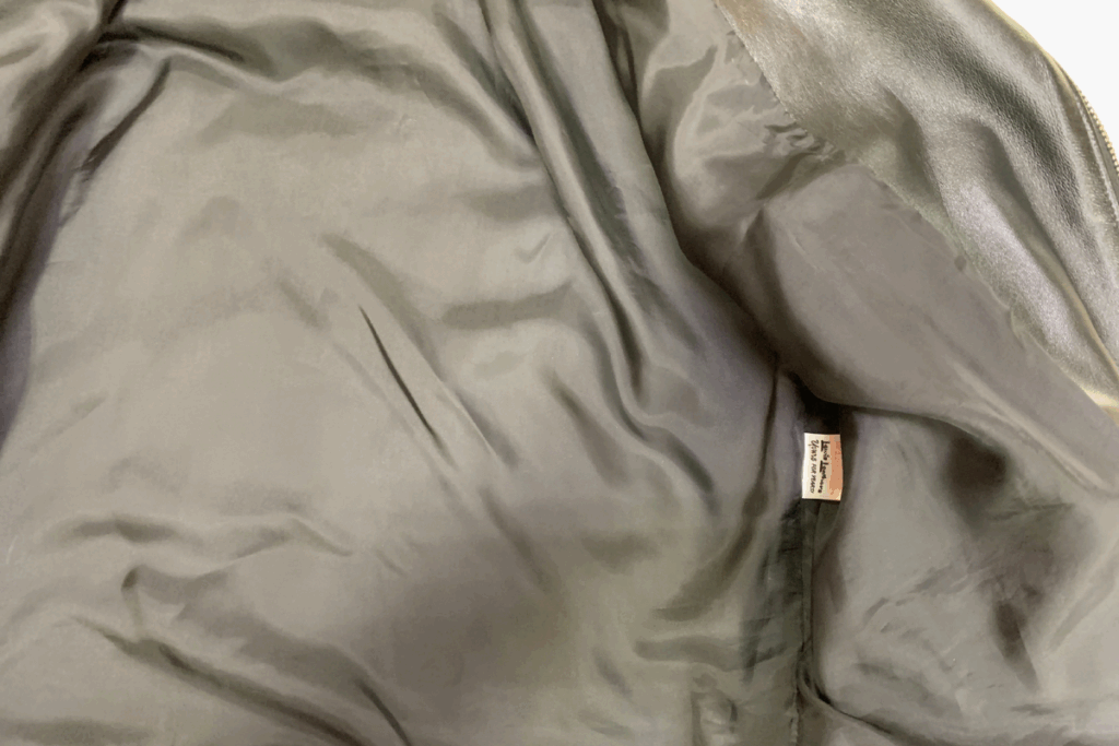 裏地交換後のルイスレザー「ライトニング」ジャケット右側内装