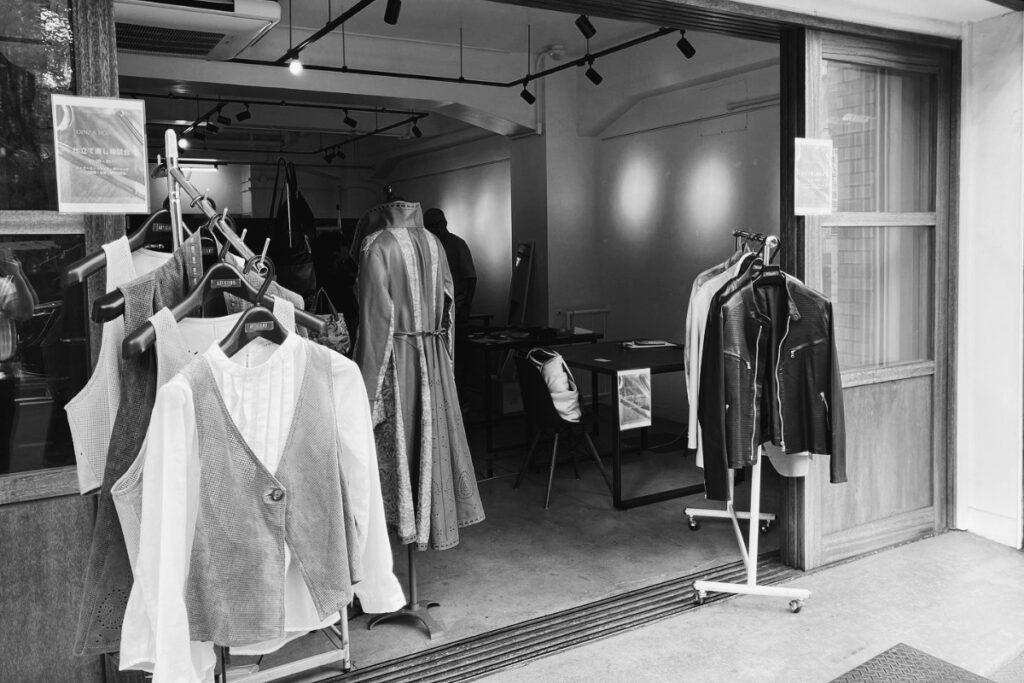銀座のPOP UP会場入り口に展示されたレザージャケットやベストの様子