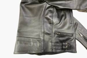 身幅を出した後のレザージャケットの脇部分（革を継ぎ足した状態）