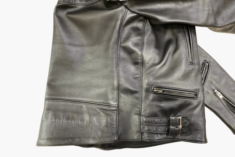 身幅を出した後のレザージャケットの脇部分（革を継ぎ足した状態）