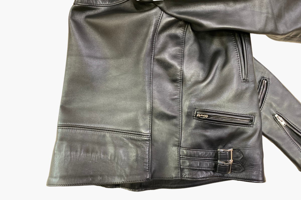 身幅を出した後のレザージャケットの脇部分(革を継ぎ足した状態)