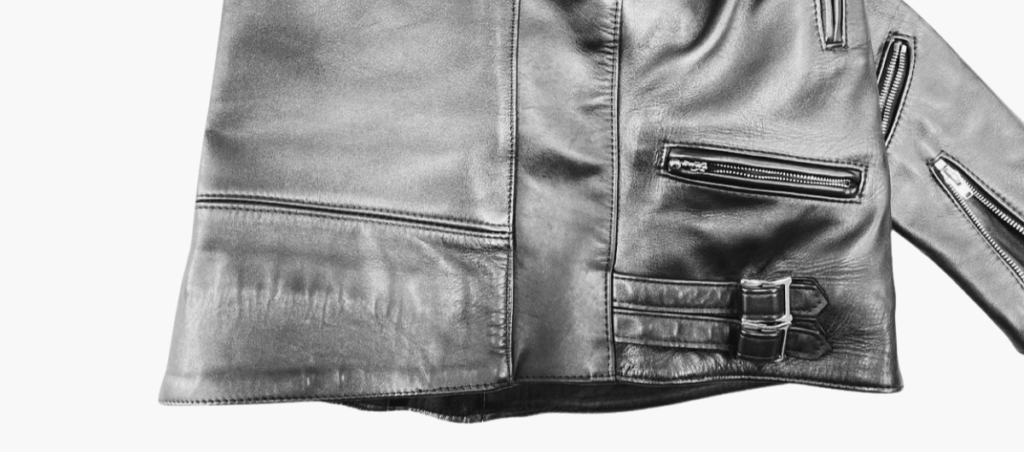 レザージャケットの身幅を出した加工後の脇部分（継ぎ足した革の縫い目が確認できる）