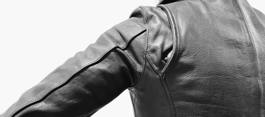 　肩幅が合っていないライダースジャケットを着用した際に肩先が浮いている様子