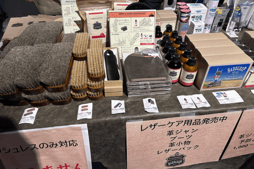 レザーケア用品の展示ブース。ブラシやクリームなどが整然と陳列されている。