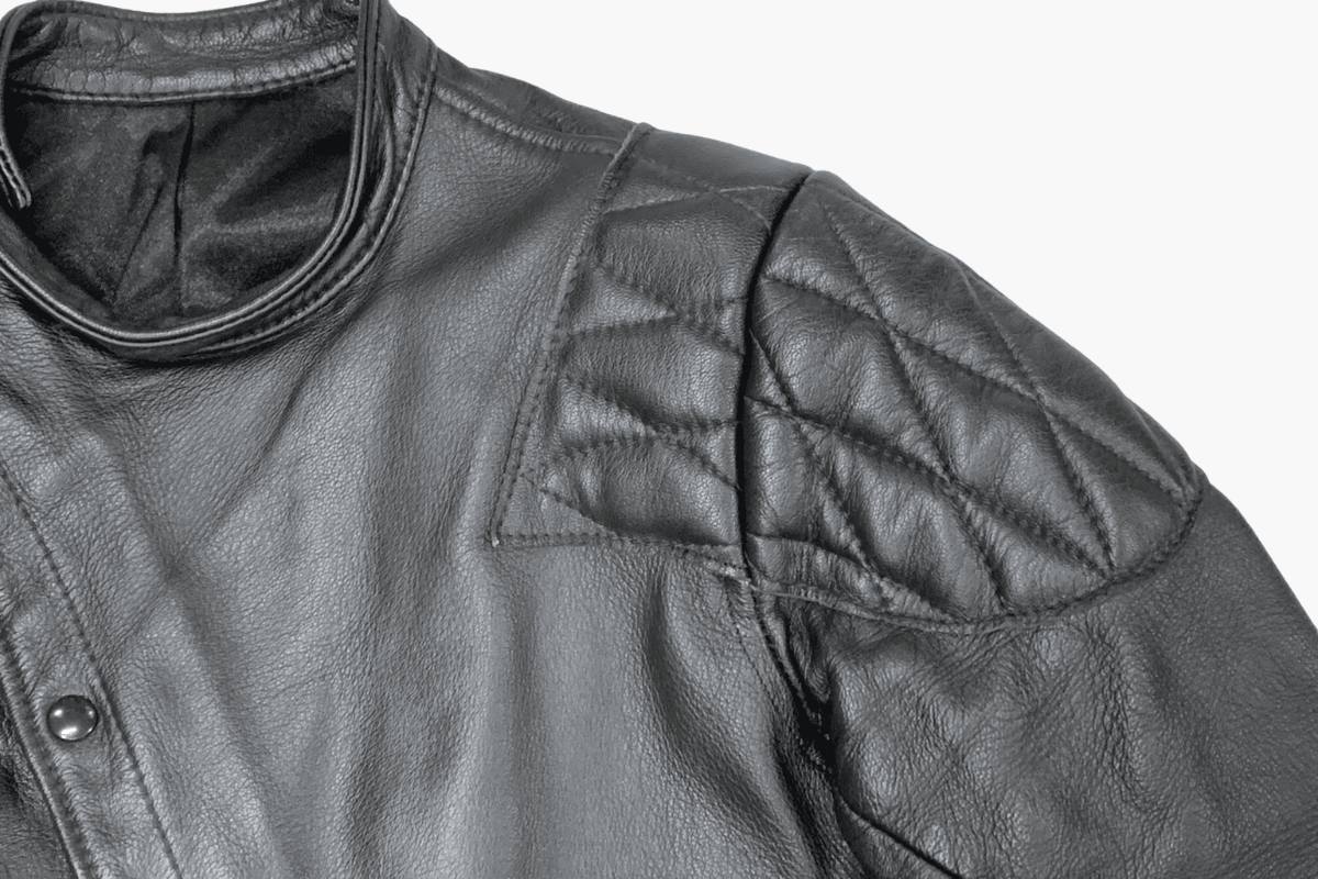 肩幅を4cm詰めたレザージャケット|自然な仕上がりで、肩のラインがコンパクトに整っています レザージャケットの肩部分(アフター)|肩幅を4cm詰めた状態で、ラインが自然に整っている様子