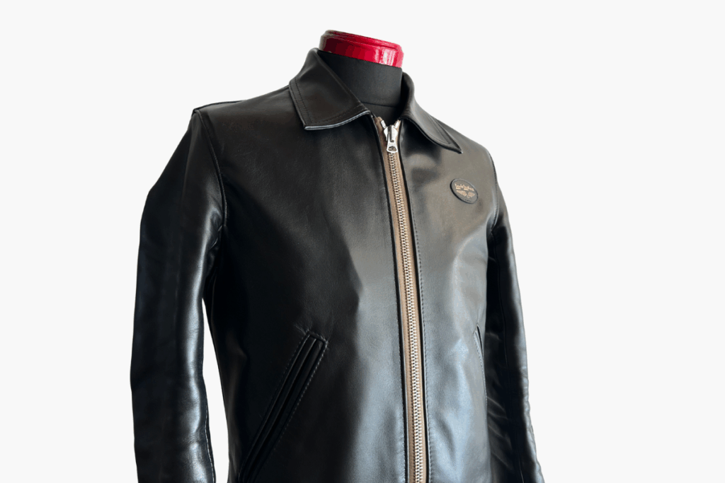 Lewis Leathers(ルイスレザーズ)のシンプルなシングルライダースジャケット。上質なブラックレザーとミニマルなデザインが特徴。