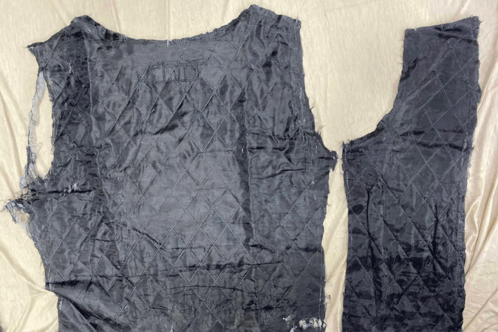 劣化した黒いキルティング裏地の取り外しパーツ