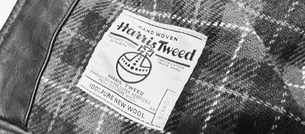 レザージャケットの裏地に縫い付けられたハリスツイードの認証タグ