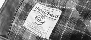 レザージャケットの裏地に縫い付けられたハリスツイードの認証タグ