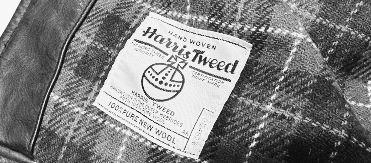 レザージャケットの裏地に縫い付けられたハリスツイードの認証タグ