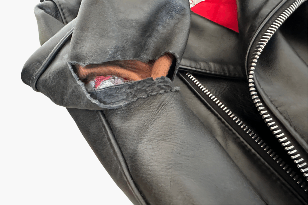 脇下の負荷で裂けた革ジャンの袖下部分。タイトな着用による縫製への過度なストレスが原因で破れが生じている状態