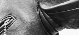 脇下にアクションプリーツを追加したレザージャケット。自然な革馴染みと縫製ラインで可動域が広がった仕上がり