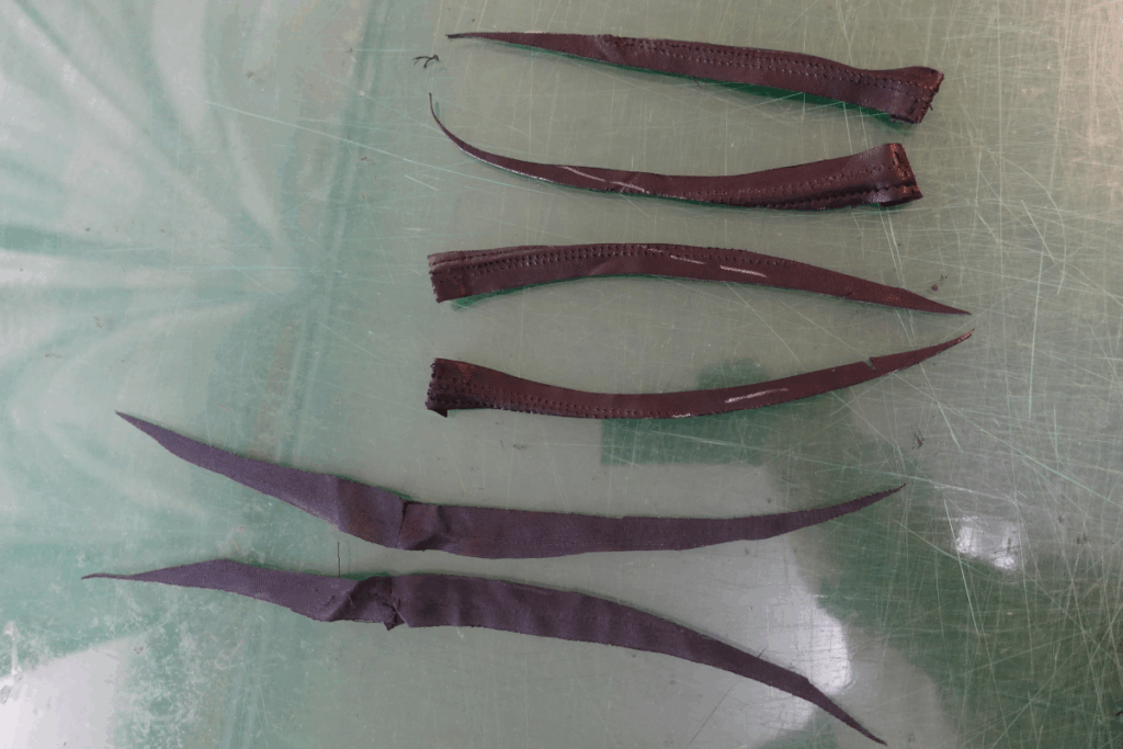 肩幅詰めでカットした革と裏地の画像