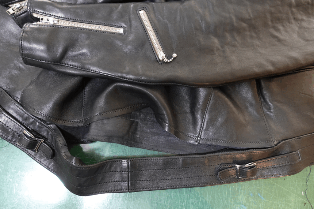 ウエストバンド中心で6cm詰めて縫合前の切り離した状態