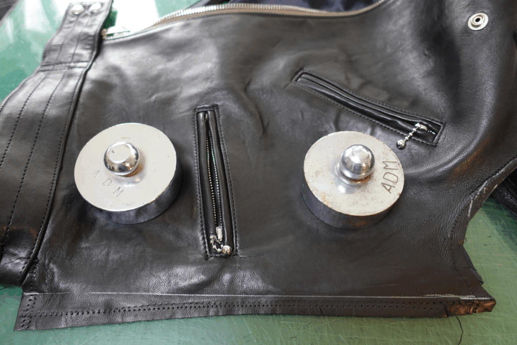 身幅調整位置に印をつけ文鎮を置いた裁断前の状態