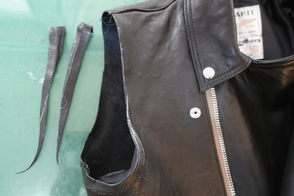 肩幅を2cm詰めて袖を付ける前のカットした革と本体