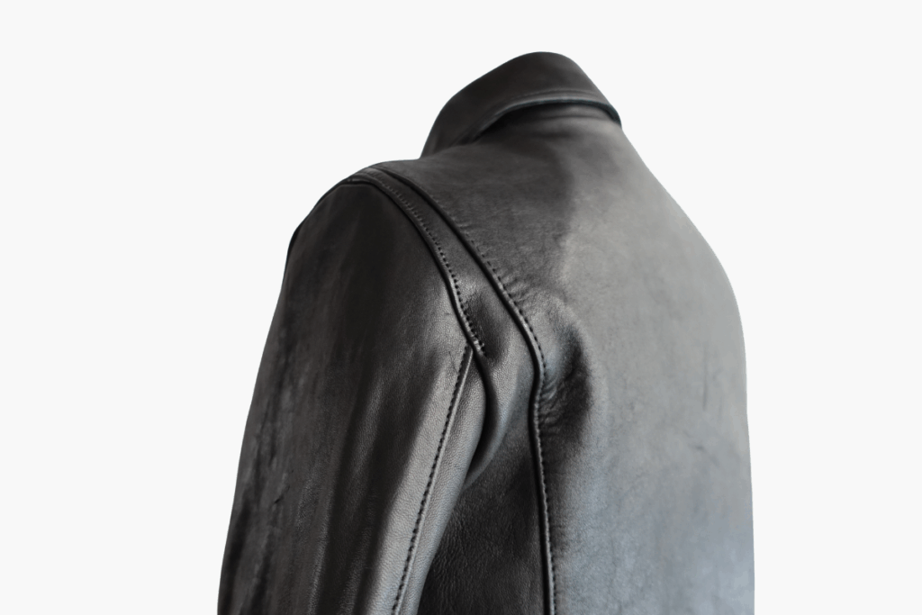 袖丈と肩幅詰め後の斜め後ろからのアフター画像