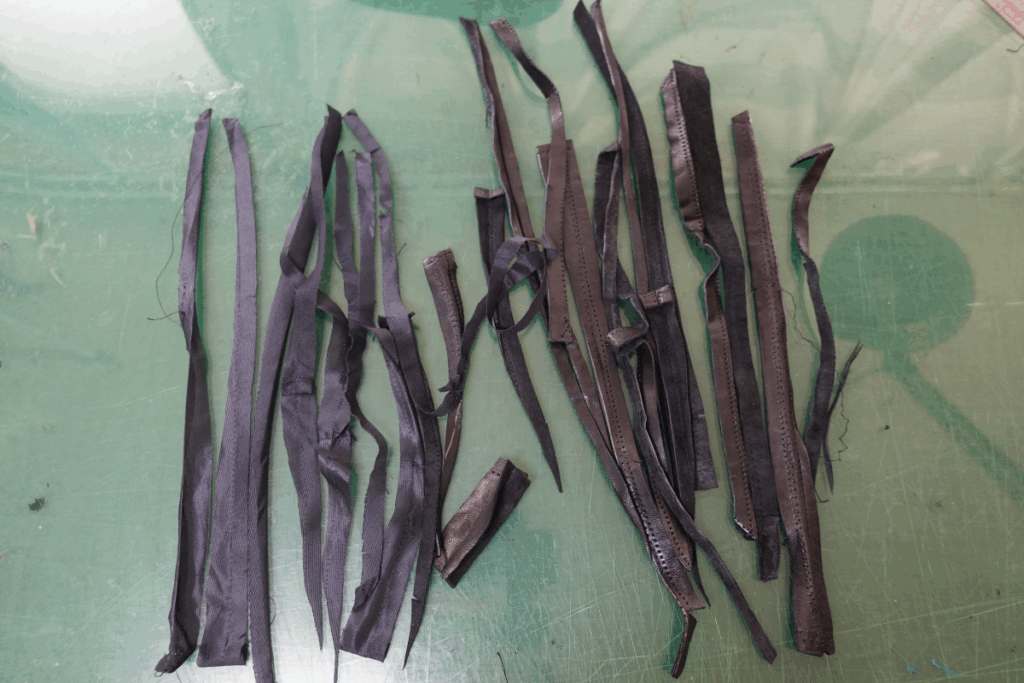 袖丈・身幅・肩幅でカットした革と裏地を並べた画像