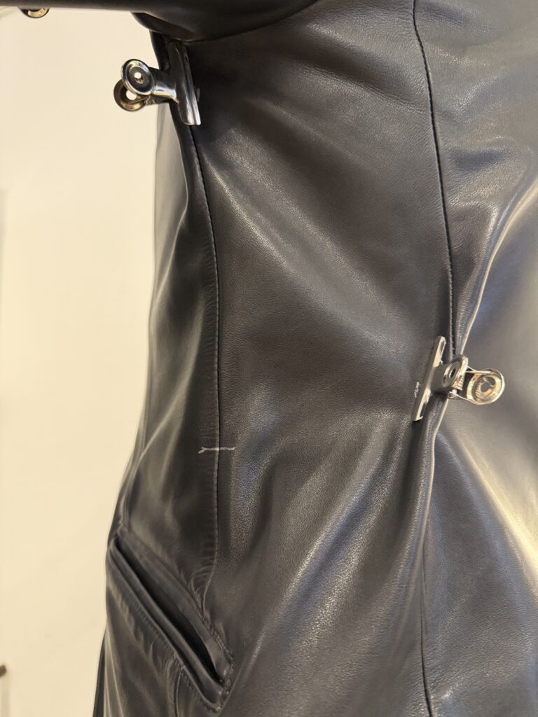 着用した状態で採寸することで、サイズ調整のイメージが具体化します