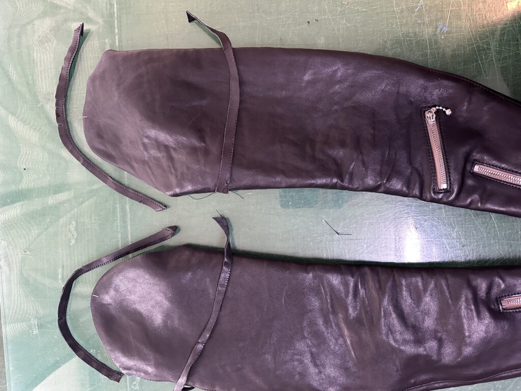 袖丈詰めで1cmカットした革の画像