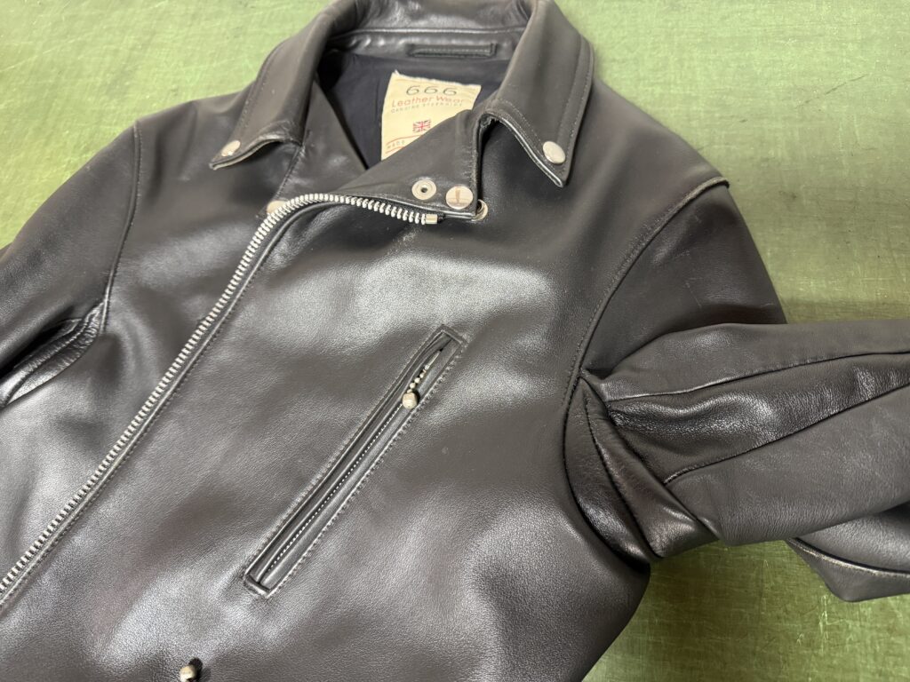 脇下に追加された楕円形アクションプリーツ