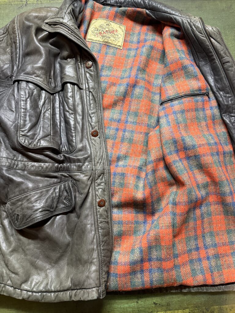 ハリスツイード裏地がアクセントになったレザーハーフコートの全体像②