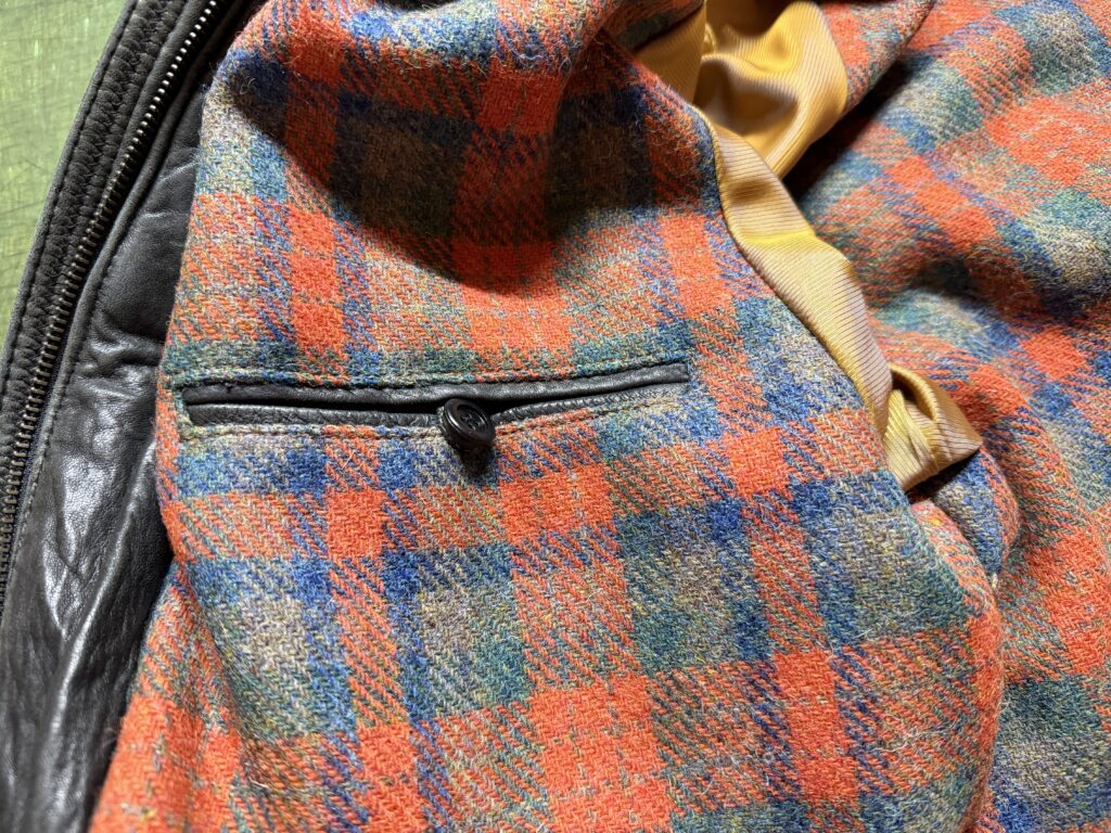 ハリスツイード裏地に再取り付けされたオープンタイプの内ポケット