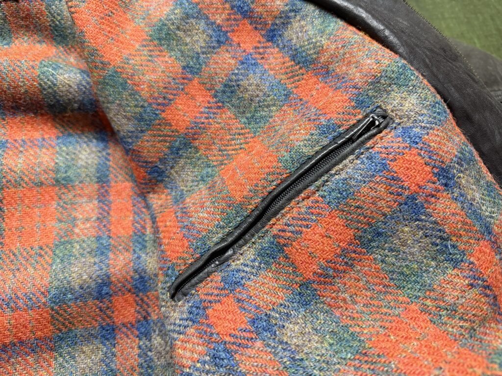 ハリスツイード裏地に再取り付けされたファスナー付き内ポケット