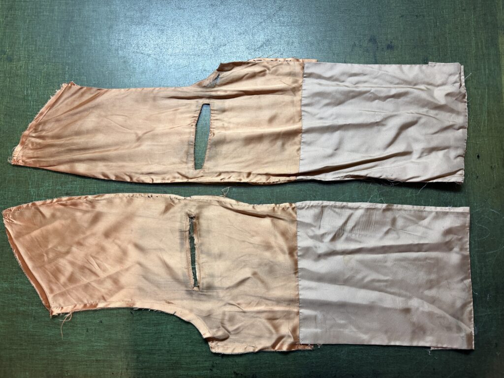 取り外して展開したコート裏地の前身頃パーツ