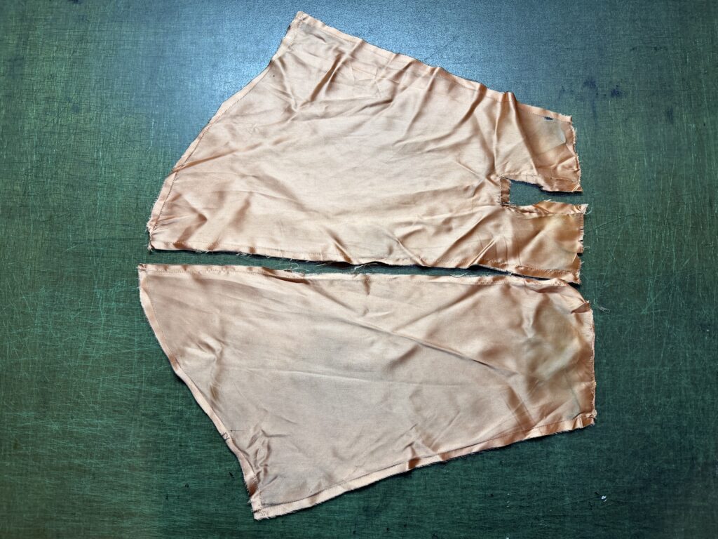 取り外して展開したコートの袖裏パーツ