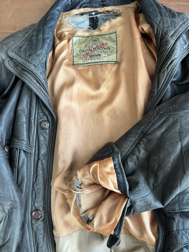 レザーハーフコートの劣化した裏地の状態