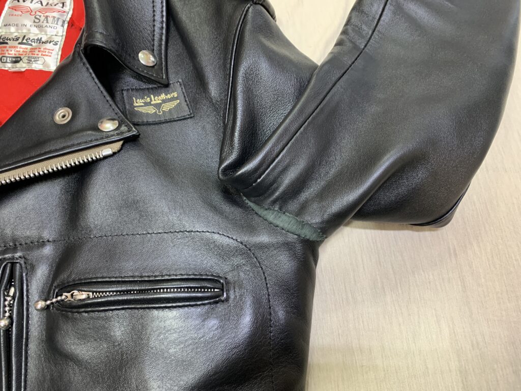 脇下に裂けが生じたライダースジャケットのビフォー状態