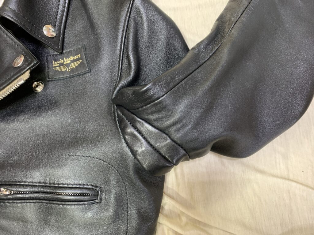脇下にアクションプリーツを取り付けたライダースジャケットのアフター状態